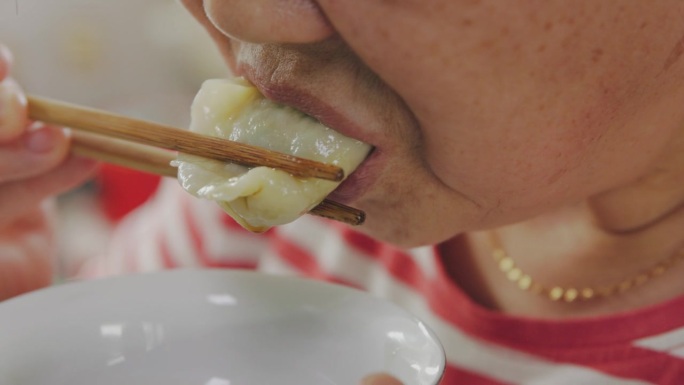 吃饺子时要倒醋