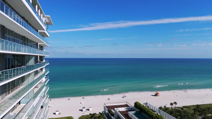 全景从酒店阳台在迈阿密海滩与蓝色的大西洋和沙滩。每层楼都有玻璃阳台的现代化建筑