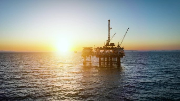 海上石油平台的航拍照片
