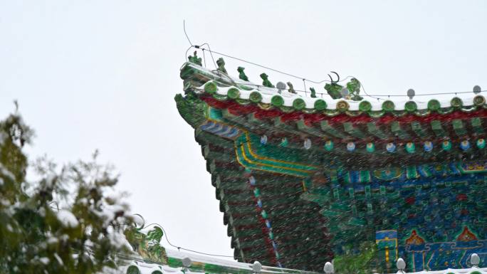 北京冬季景山公园下雪天古建筑风光