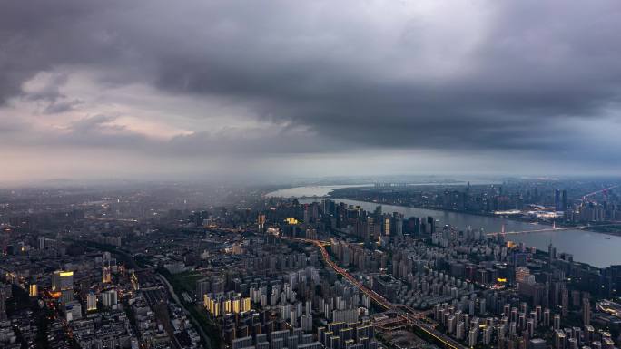 台风天乌云过境杭州城市全景