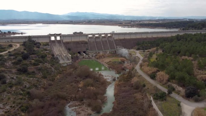 西班牙巴伦西亚省阿尔拜达河上方，无人机接近具有灌溉和蓄水功能的Bellús重力坝的视频