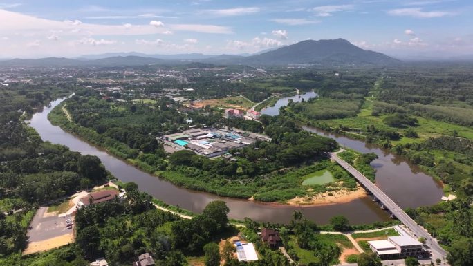 Pattani的无人机河，穿过泰国南部阿亚拉省的城市