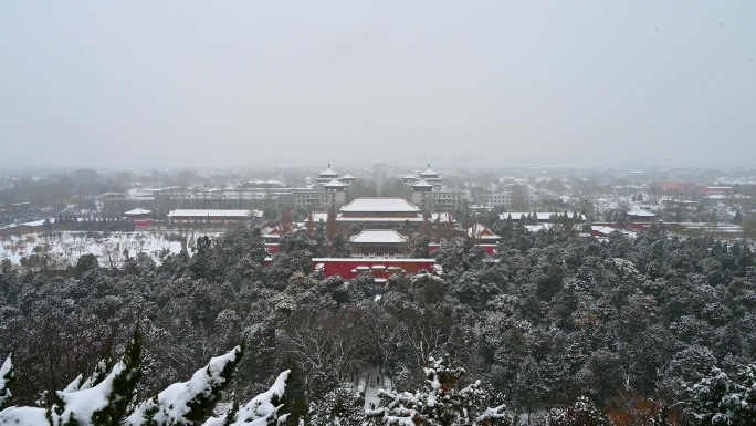 北京冬季景山公园下雪天古建筑风光