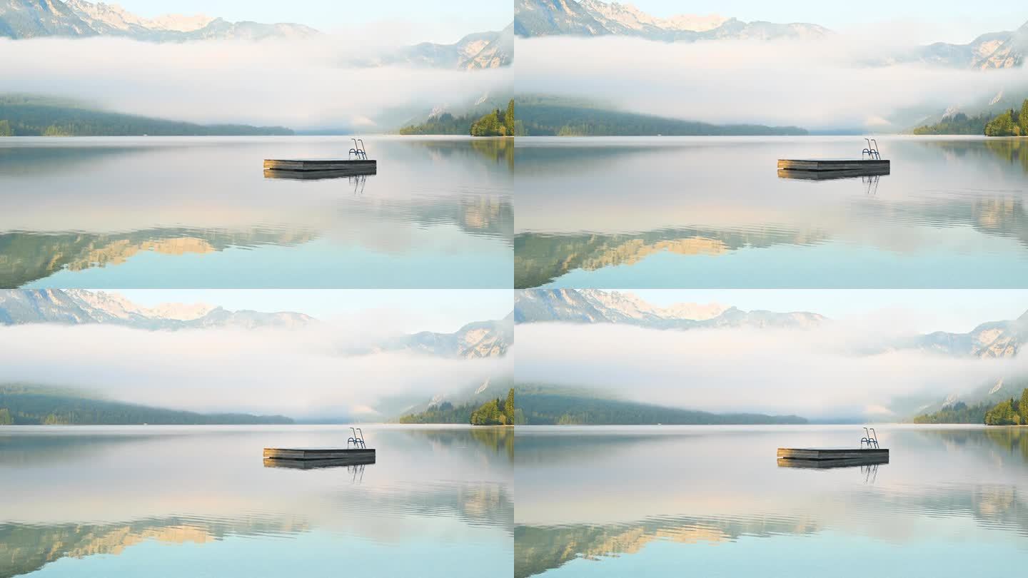 夏日清晨，波希尼湖水面上的小浮墩