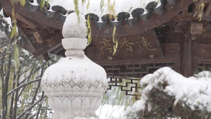 中式园林冬天下雪风景