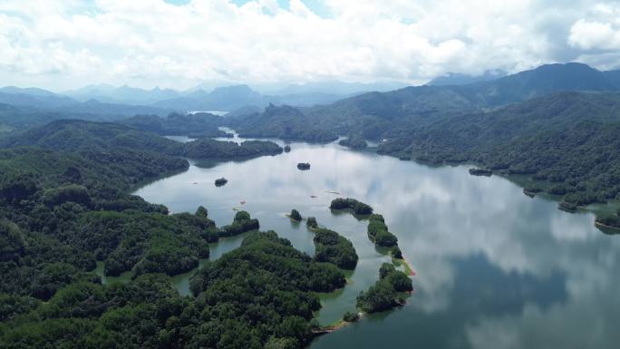 4K航拍青山绿水湖泊金湖水上丹霞景观