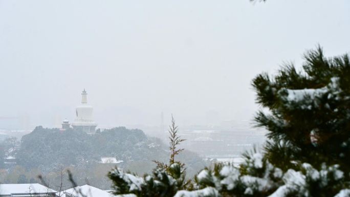 北京冬季下雪天北海公园白塔