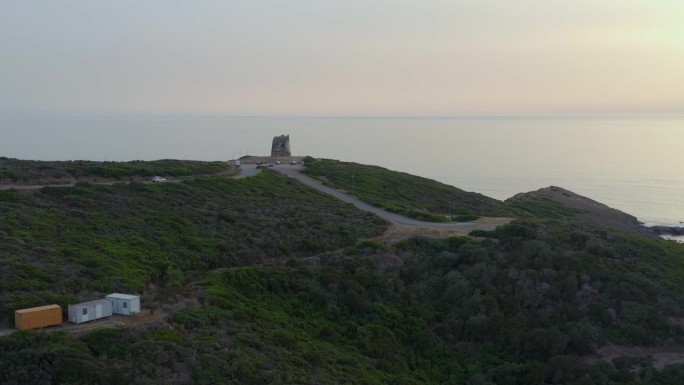 意大利撒丁岛的海滩、沙丘和海岸线上的Corsari塔的历史航拍图