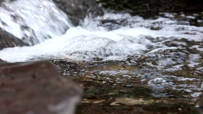 小溪流 溪水 水下拍摄湍急水流 水泡