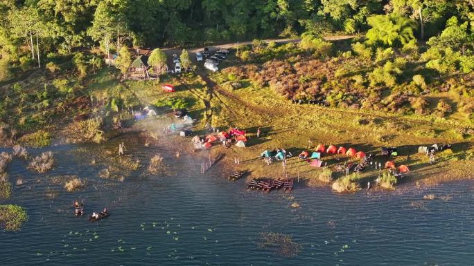 Pura Ulun Danu Tamblingan湖寺庙的空中无人机日出场景，印度尼西亚巴厘岛