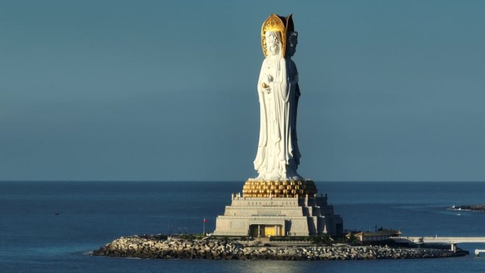 航拍的观音雕像在海边的南山寺，中国海南岛