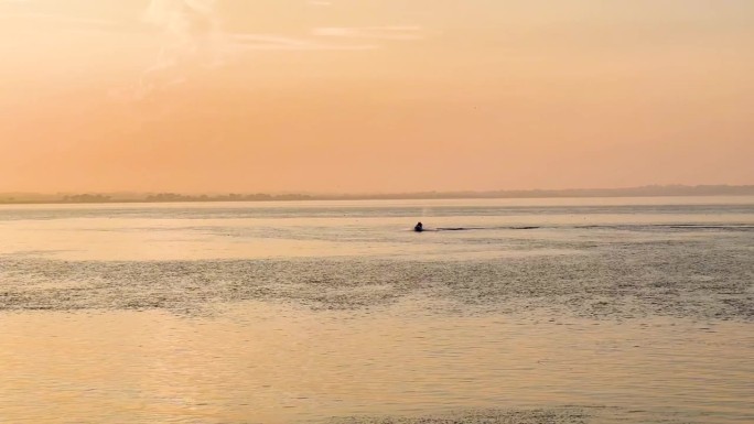 金捷斯基冒险:令人兴奋的水上娱乐在霍斯码头与惊人的天空和海岸美景