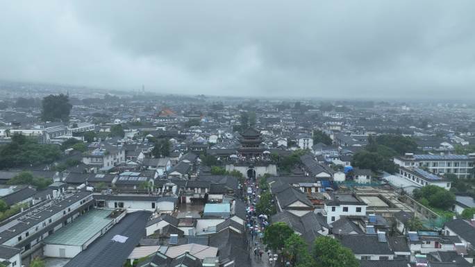 航拍云南大理古城景区内街道风景阴雨天