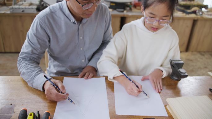 爸爸带女儿做木工手工DIY工匠画图设计