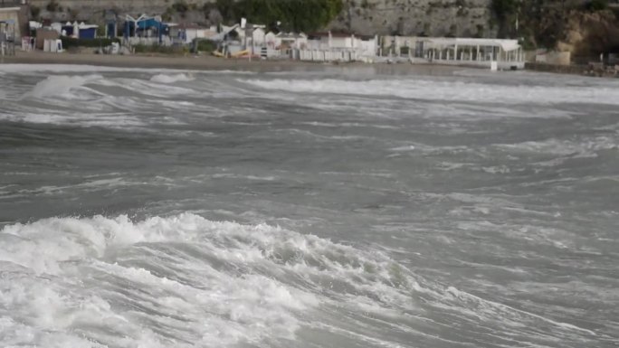 莱里奇附近的阿祖拉海滩遭遇强烈风暴