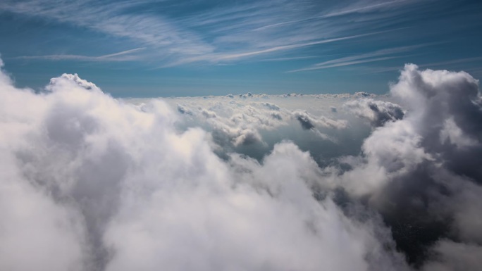 从高空的飞机窗口鸟瞰，暴雨前形成的蓬松的积云覆盖着地球