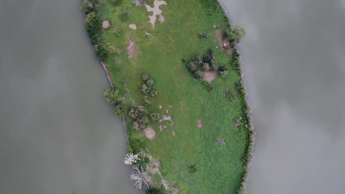 丹佛附近斯隆湖潘尼岛的旋转鸟瞰图。