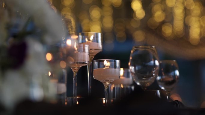 浪漫的餐桌上摇曳的烛光和酒杯