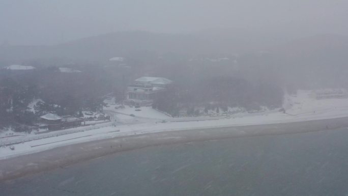 航拍冬天下雪道路车流棒棰岛滨海路雪景雪