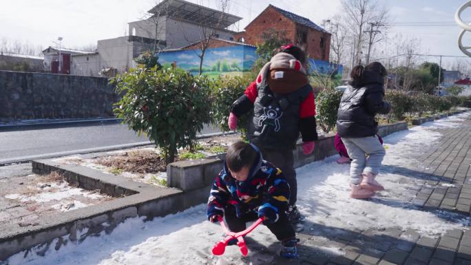 小朋友玩雪