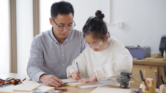 爸爸指导女儿做木工手工DIY工匠画图设计