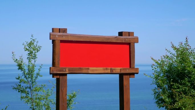 带有海洋背景的木制广告牌和自定义内容的孤立区域，4k慢动作60fps