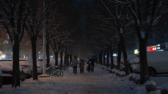 冬天城市夜晚下雪