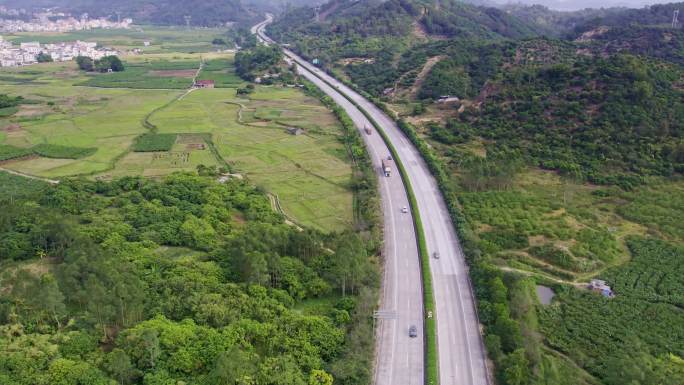 航拍穿过乡村的高速公路车流