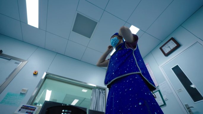 手术医生穿着防辐射隔离服铅衣