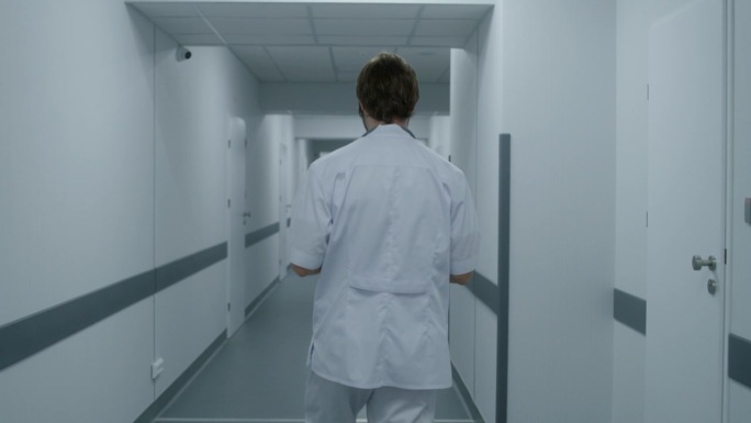 医生与病人约见医生背影白大褂医院走廊