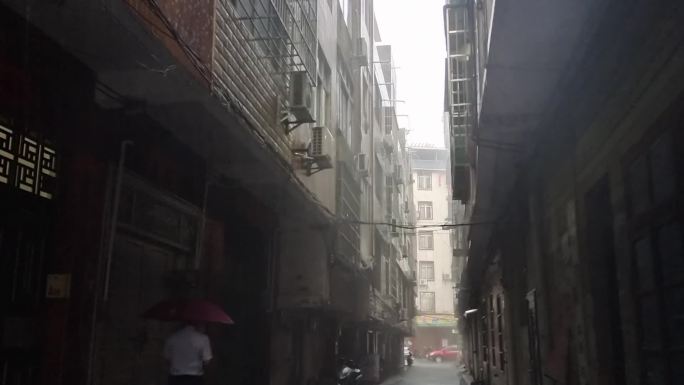 暴雨倾盆  泛滥浸泡 巷子倾盆大雨