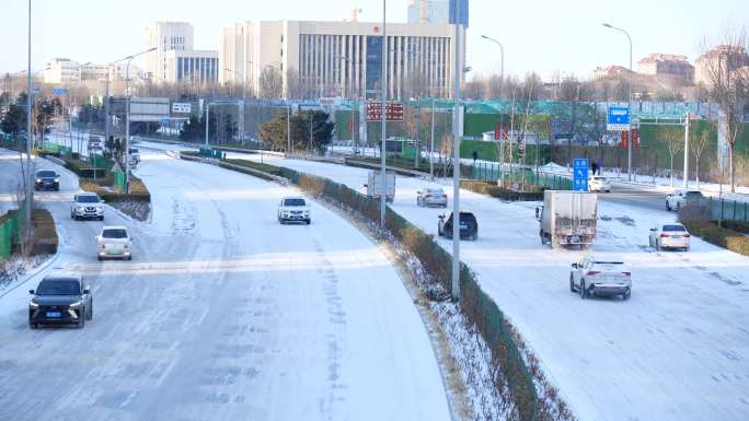 雪后街道上行驶的汽车4K50帧