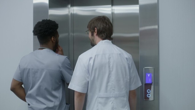 医生和同事站在电梯附近
