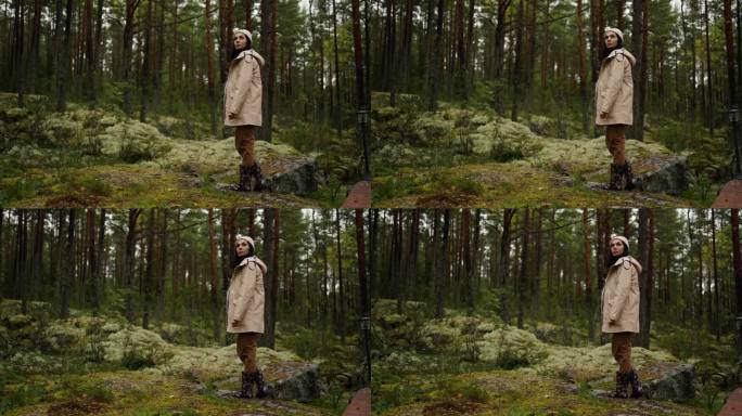 年轻女子独自走在挪威或加拿大的森林里，穿着运动服的女士肖像