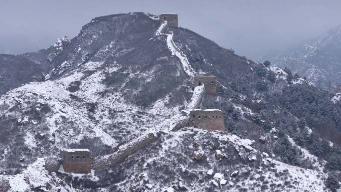 航拍雪后河北涞源荆山口长城