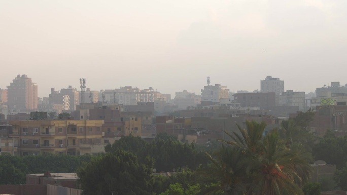 日出时开罗吉萨区的屋顶鸟瞰图。