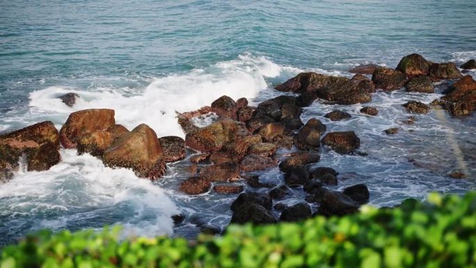 汹涌的海浪冲击着崎岖的岩石，浪花笼罩着空气，沿海的海景伴随着泡沫般的潮汐，戏剧性的自然现象，海景捕捉