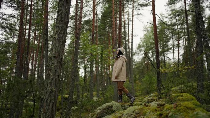 秋日周末在大自然中积极休息，女徒步者在森林中行走的全身肖像