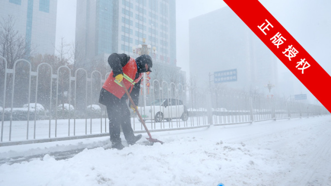 城市环卫工人暴雪中道路除雪4K