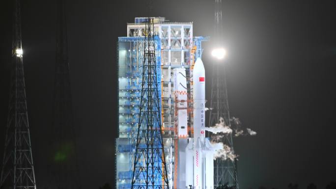 海南文昌火箭发射基地长征五B载着遥感卫星