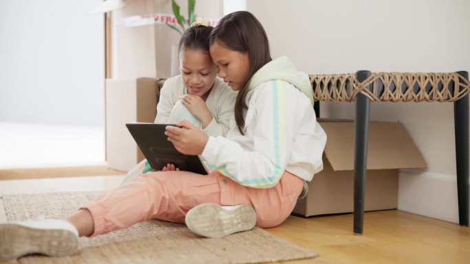 移动，游戏和孩子们在家里用平板电脑上网，应用程序放松和玩耍。女孩，年幼的孩子和与科技，网站或幸福的新