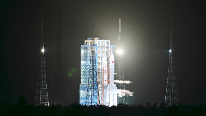 海南文昌火箭发射基地长征五B载着遥感卫星