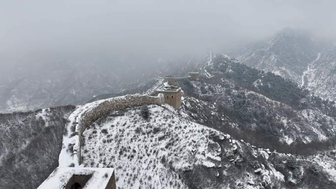 航拍雪后河北涞源荆山口长城