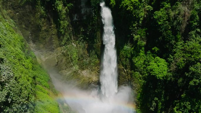 锡布湖的Hikong Bente瀑布。南哥打巴托，菲律宾。