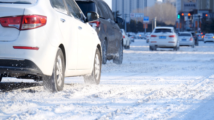 积雪路上行驶的汽车4K50帧