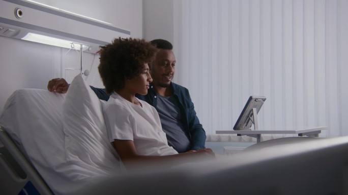 非裔美国人家庭谈话使用平板电脑