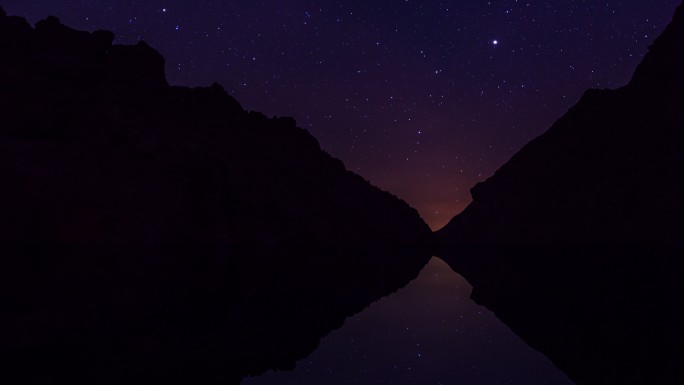 山峦湖泊星空倒影