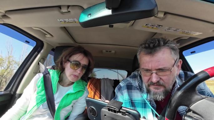 一对成熟的夫妇在开车时使用GPS