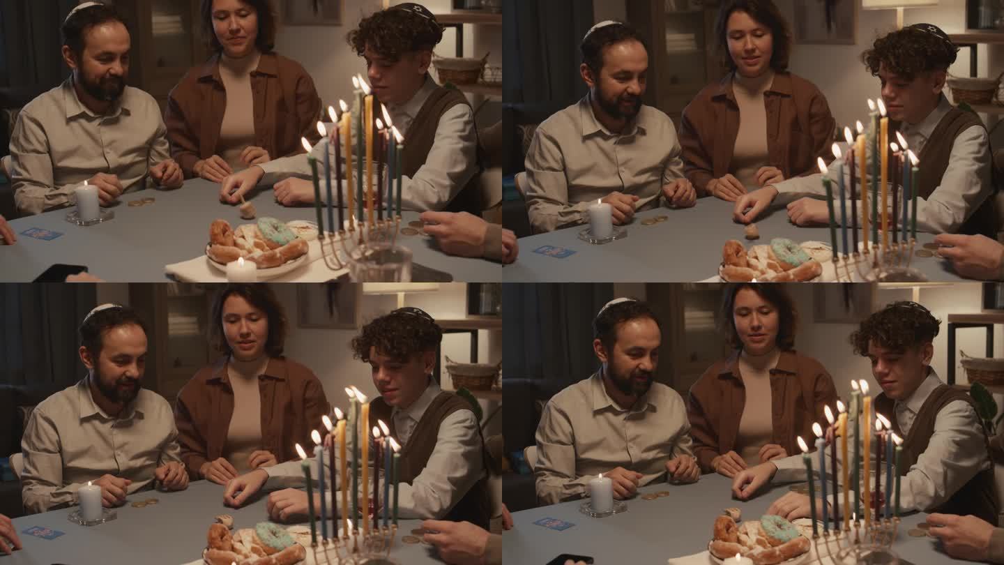 犹太男孩与家人玩纸牌游戏并获胜